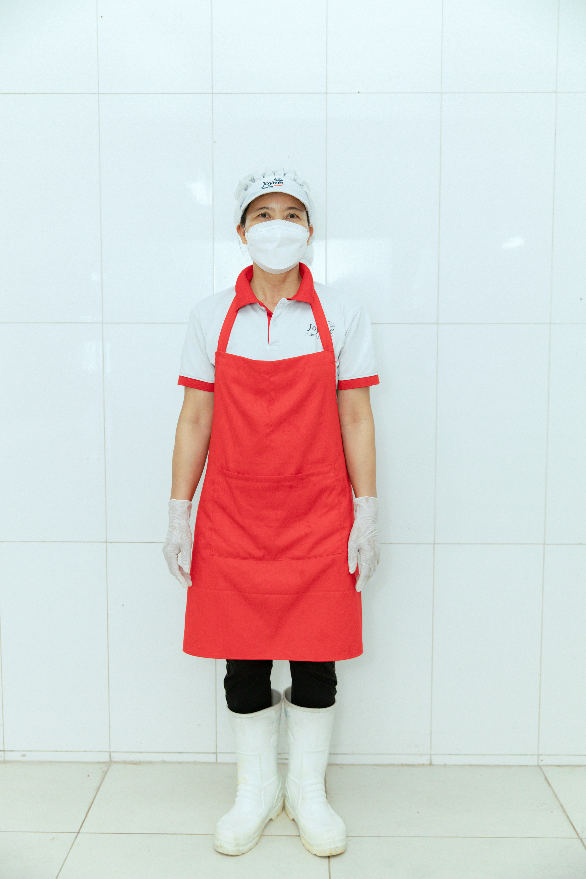 Đồng phục gọn gàng, đeo các dụng cụ bảo hộ: mũ lưỡi trai, khẩu trang, giày dép, ..